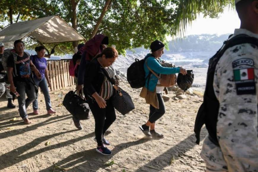 Al cruzar el río, los migrantes son detenidos por la Guardia Nacional para luego deportarlos a sus países. Otros migrantes decidieron regresar a Guatemala.
