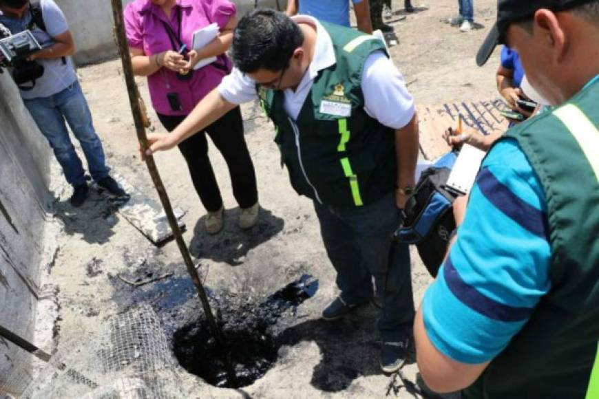 11. Hallan falso petróleo en vivienda de Urraco.<br/>La noticia corrió como reguero de pólvora en el barrio El Guay, de la aldea de Urraco Pueblo, El Progreso, Yoro: habían encontrado petróleo en el vecindario. Escavando en su patio para sembrar una mata de plátano, un vecino dio con la supuesta veta del oro negro. <br/>La noticia acaparó los titulares de los medios de comunicación, y los propietarios de la humilde vivienda pasaron a convertirse, aunque efímeramente, en virtuales potentados y dueños de pozos petrolíferos.<br/>Algunos vecinos ya se miraban en enormes manciones y conduciendo lujosos vehículos, pero el sueño se les vino al piso cuando un estudio de expertos enviados por el Gobierno confirmó que solo se trataba de viejos toneles con aceite quemado enterrados.