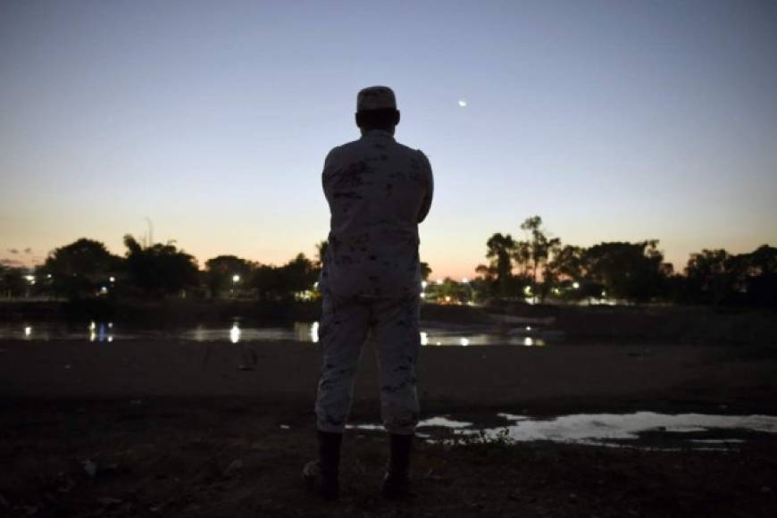 De día, noche y madrugada, los militares de la Guardia Nacional se mantienen observando el río Suchiate para evitar el ingreso ilegal de migrantes.