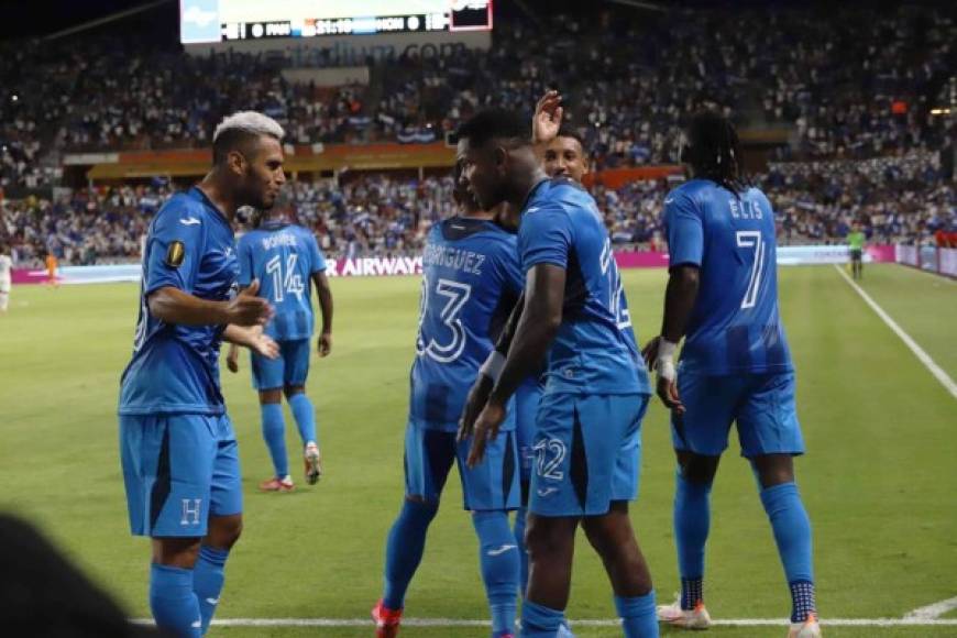 Alex López y Romell Quioto, los goleadores de la Bicolor ante Panamá.