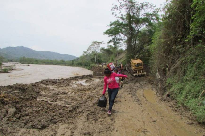 Las intensas lluvias que han golpeado el territorio hondureño en las últimas horas han provocado toda clase de dificultades, desde inundaciones hasta delizamientos de tierra. Las autoridades de Copeco han emitido una alerta amarilla para los departamentos de la zona centro-sur, suroccidente y suroriente.