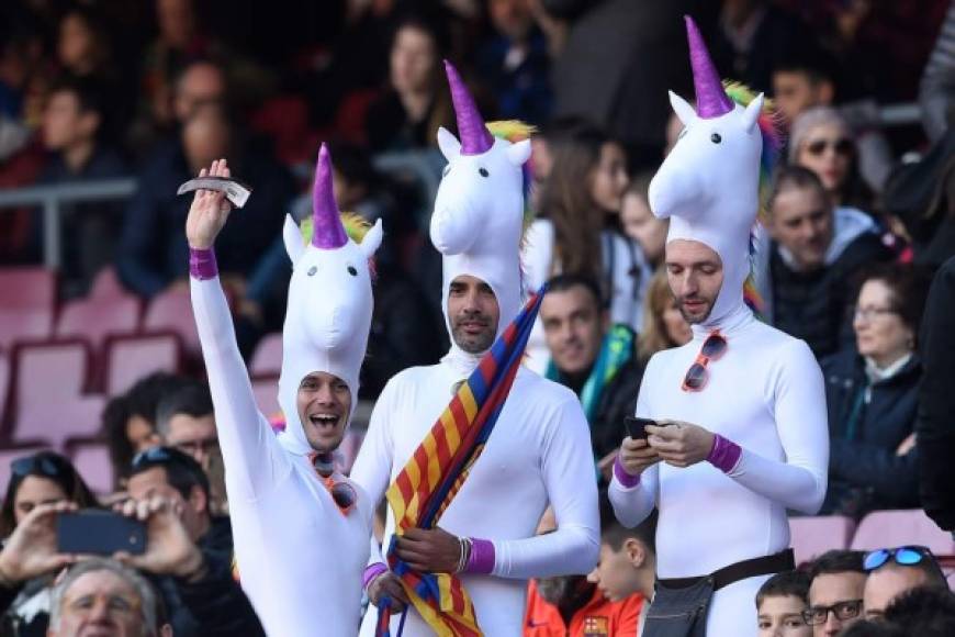 Estos aficionados del Barcelona llegaron vestidos de esta manera al Camp Nou.