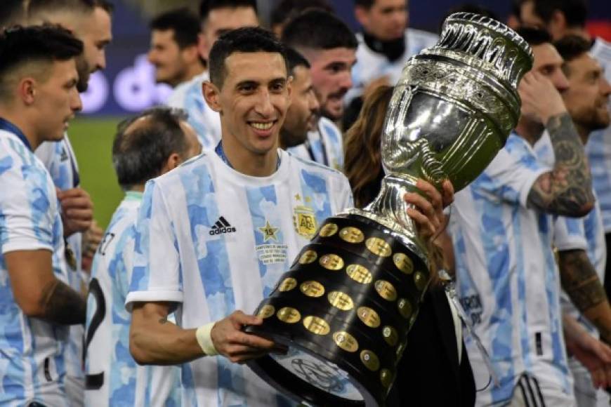 Di María posando con el enorme trofeo de la Copa América 2021.