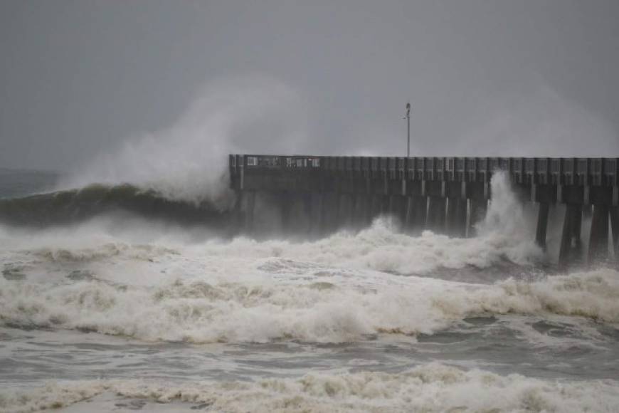 PANAMA CITY BEACH, FL - OCTOBER 10: Waves crash along a pier as the outerbands of hurricane Michael arrive on October 10, 2018 in Panama City Beach, Florida. The hurricane is forecast to hit the Florida Panhandle at a possible category 4 storm. Joe Raedle/Getty Images/AFP