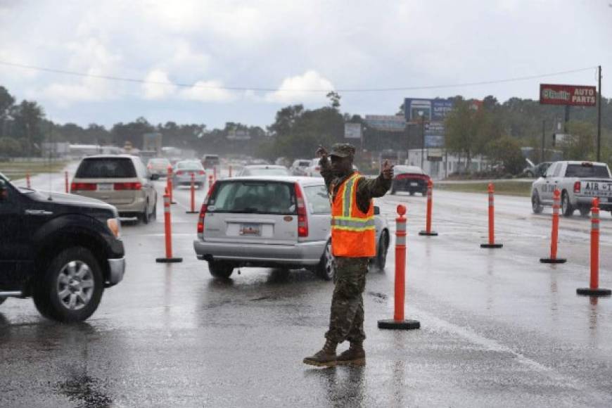 Elementos de la Guardia Nacional fueron desplegados en las carreteras para facilitar el orden en las salidas de las zonas costeras.