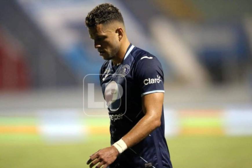 El jugador del Motagua se fue al camerino cabizbajo y muy triste por dejar a su equipo con 10 hombres.