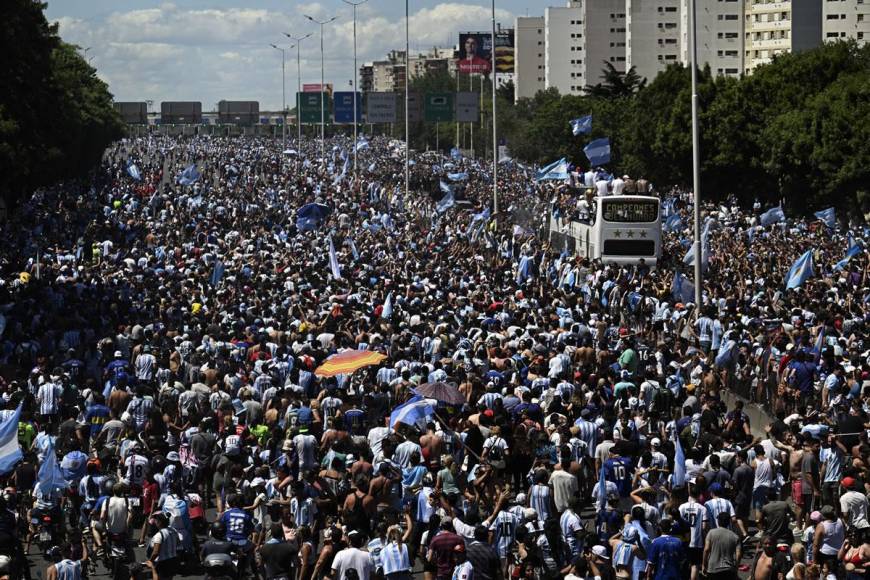 Fuentes oficiales en Argentina estimaron que hay más de 4 millones de personas en las calles festejando la Copa del Mundo con el combinado albiceleste.