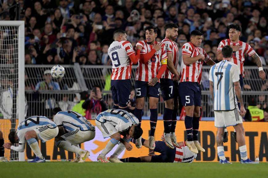 Los compañeros de Messi se agacharon para que el disparo pasara a la portería y el balón se estrelló en el vertical.
