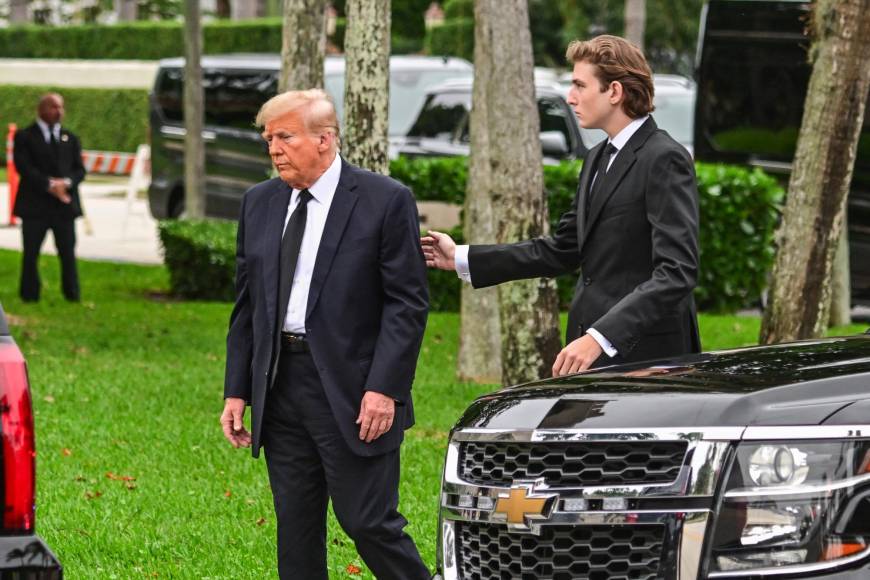 Trump y su hijo menor, Barron, de 17 años de edad, llegaron juntos al evento, ambos vistiendo trajes negros con una corbata del mismo color.