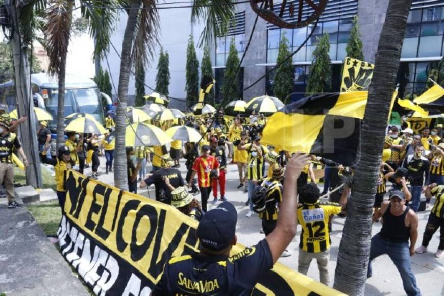 Los seguidores aurinegros se presentaron a las afueras del hotel de concentración del Real España, antes de que el equipo saliera con rumbo al estadio Yankel Rosenthal.