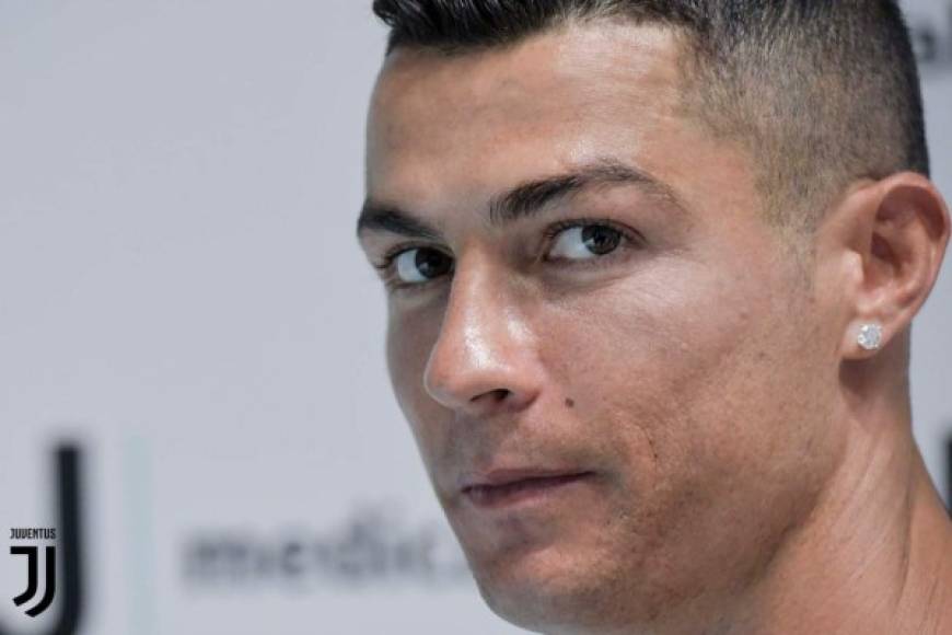 El futbolista de la Juventus de Turín ha mostrado un gran interés por los videojuegos, principalmente para smartphone. Así, ha lanzado 'Cristiano Ronaldo Soccer Clash' y 'Ronaldo Kick'n'Run', como ha mostrado en más de una ocasión en las redes sociales.