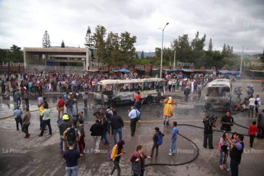 Los jóvenes protestantes expresaron que esta acción se debe al incremento del precio al transporte público y que continuarán con éstas y otras acciones si los empresarios no ceden a sus peticiones.