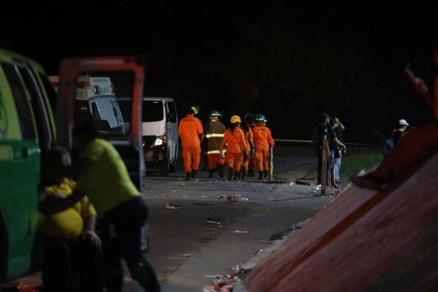 Carlos Fuentes, portavoz de Comandos de Salvamento dijo a periodistas que los fallecidos son 7 hombres y 2 mujeres, mientras que unas 100 personas se han trasladado a diferentes hospitales y son unas 500 las personas afectadas en el suceso.