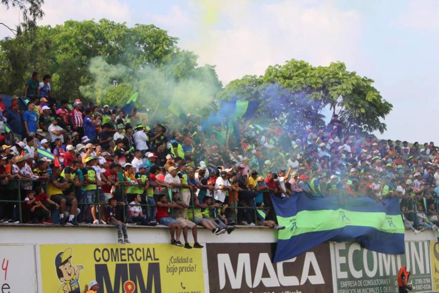 La afición de ambos equipos disfruta de una tarde de fútbol en el estadio Juan Ramón Brevé Vargas.