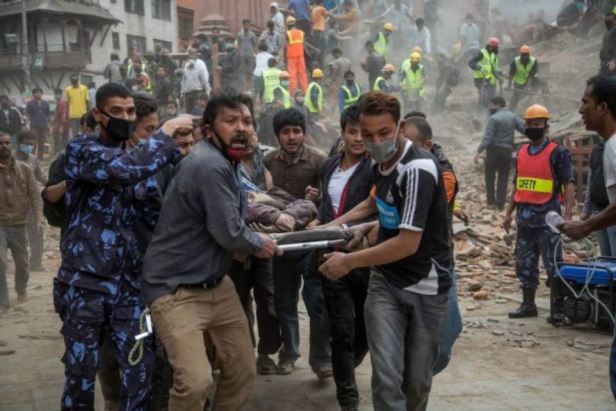 El 25 de abril de 2015 un terremoto de 7,8 seguido por una réplica de 7,3 dejó más de 8.000 muertos en Nepal. La capital, Katmandú, y las regiones más cercanas al epicentro, a unos 70 kilómetros de distancia, quedaron devastadas.