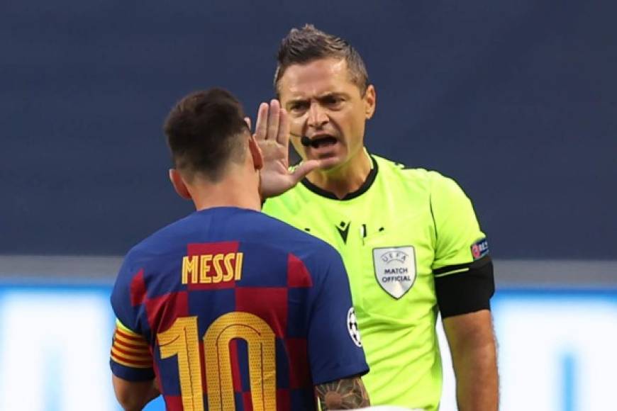 Messi le reclamó al árbitro esloveno Damir Skomina tras el gol de Lewandowski. Los azulgranas pedían fuera de juego en la jugada.