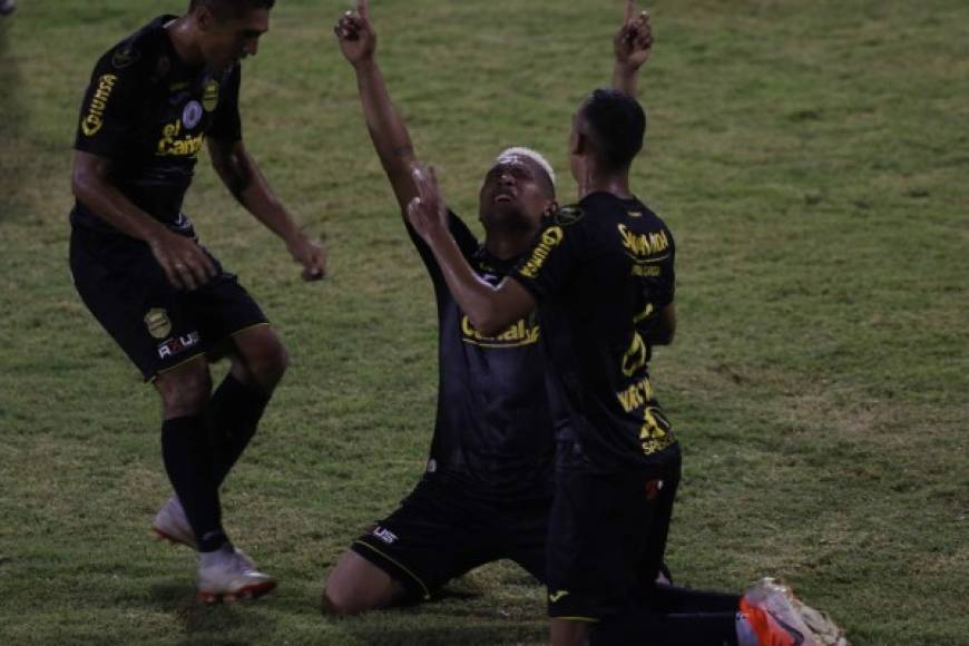 El delantero panameño Ronaldo Dinolis anotó su primer gol en Honduras y se lo hizo al Olimpia. El tanto del canalero llegó en el minuto 38 de la primera parte.