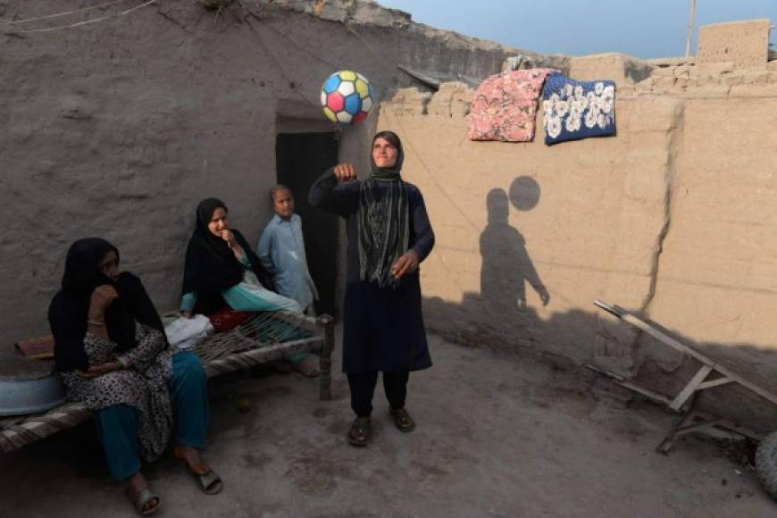 La chica de 18 años, que vive con su familia en la pobreza, en una casa de adobe en un pueblo de Nangarharen, la provincia oriental de Afganistán, ha fingido ser un chico la mayor parte de su vida.