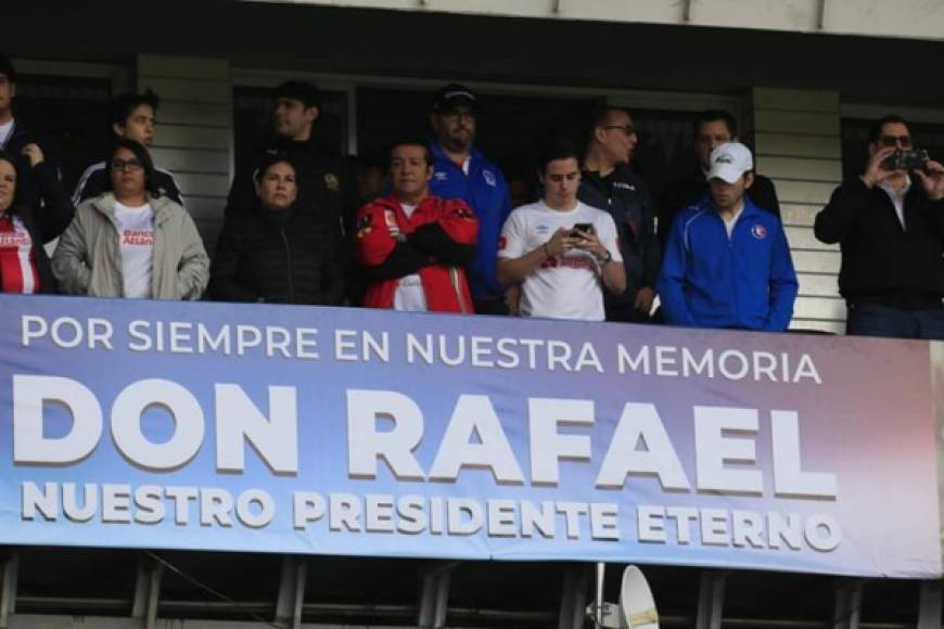 Familiares de Rafael Ferrari, en el palco rindieron homenaje al presidente del Olimpia.