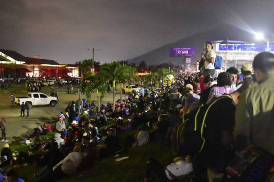 Los migrantes, hombres, mujeres y niños reposando con sus mochilas esperaron que comenzara a salir el sol para partir hacia la frontera con Guatemala. EFE