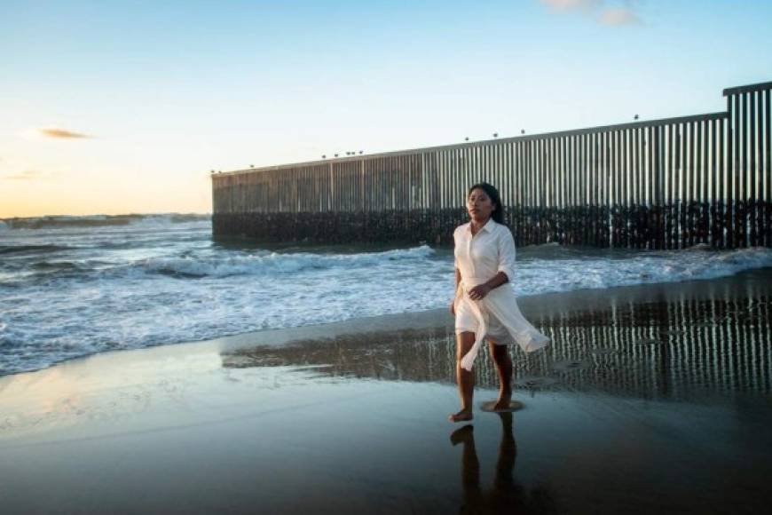 La sesión de fotos, que corrió a cargo del fotógrafo Carlos Somonte con la dirección de Alfonso Cuarón, se realizó en Tijuana, en la frontera México-Estados Unidos.<br/>