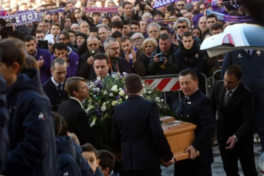 Miles de personas llenaron la basílica de la Santa Cruz de Florencia, y su plaza, para la última despedida a Davide Astori. <br/>