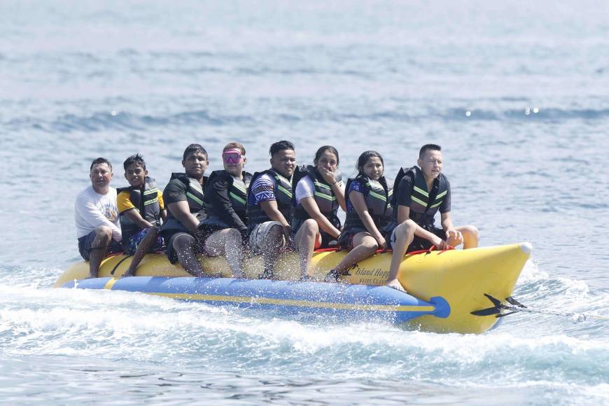 La tradicional banana inflable es una de las mayores atractivos para los turistas, quienes disfrutan de los paseos en el mar.