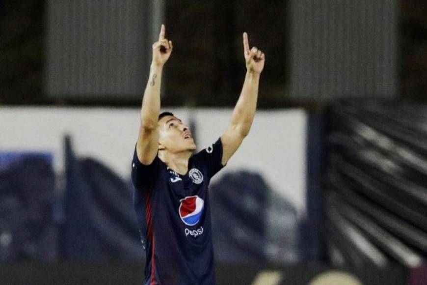 Kevin López con brazos al cielo celebrando su primer gol contra el Universitario.