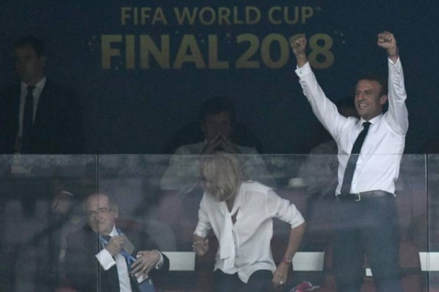 El presidente de Francia, Emmanuel Macron, vivió la final del Mundial de Rusia de una manera muy especial, rompiendo todo el protocolo que se supone que un dignatario mundial debe mantener en el palco de un estadio deportivo en las celebraciones de los goles de su equipo.<br/>