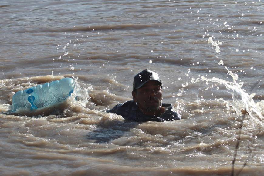 Un migrante cruza el Río Bravo, en la frontera que divide a México de los Estados Unidos, en Ciudad Juárez (México). 