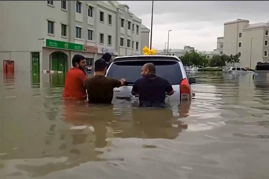 Las inusuales lluvias torrenciales en <b>Dubái</b> provocaron inundaciones en las modernas autopistas y caos en el aeropuerto el miércoles, después de que una tormenta provocara un récord de precipitaciones. 