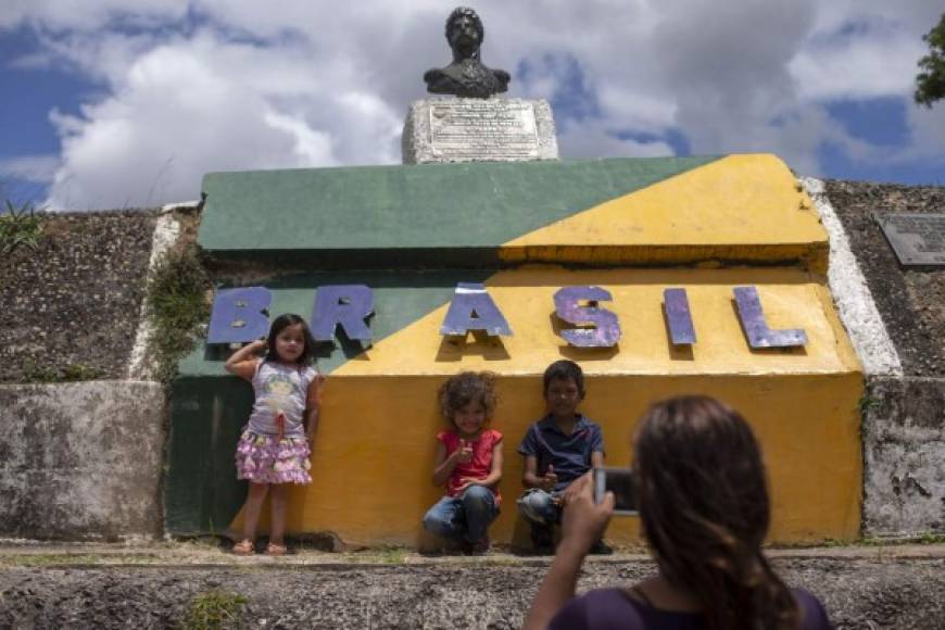 El Gobierno brasileño ha instalado campamentos para acoger a los inmigrantes tanto en Pacaraima como en Boa Vista, donde se trasladan la mayor parte de ellos, y además ha ofrecido facilidades a los venezolanos para que reinicien sus vidas en otras regiones del país.