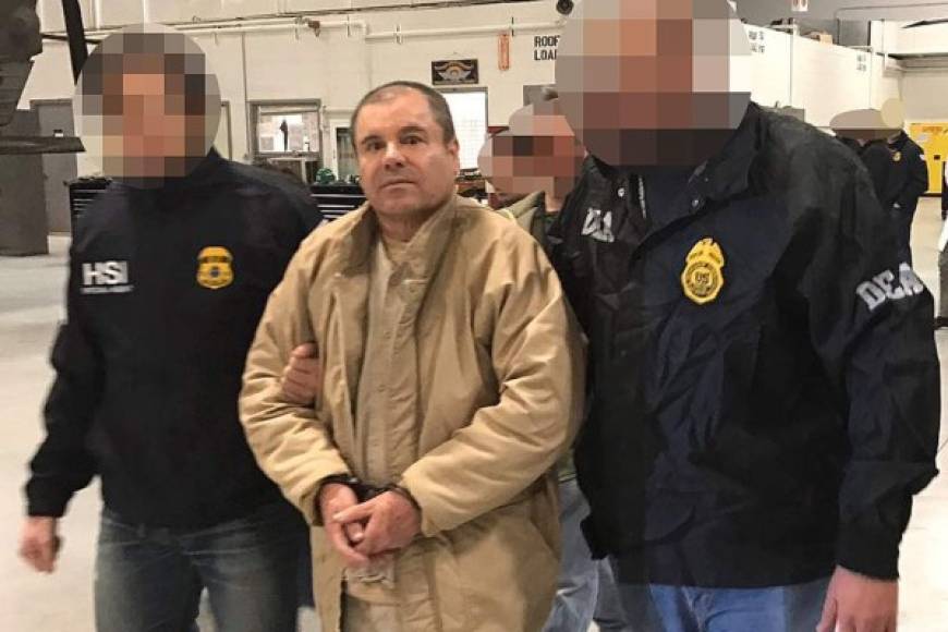 Joaquín 'El Chapo' Guzmán cruzó miradas el viernes por primera vez en una corte estadounidense con su joven esposa, pero un juez le negó permiso para visitarle en la cárcel.