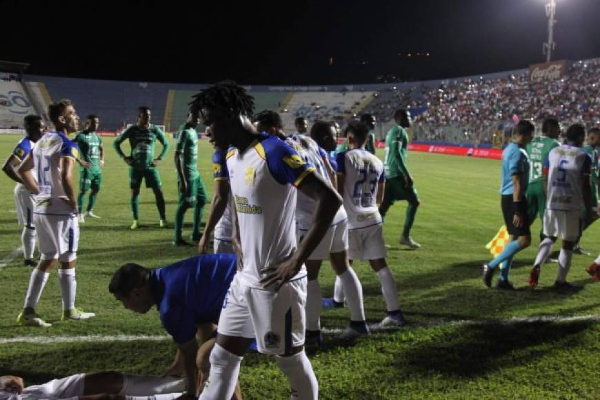 La bronca entre Olimpia y Marathón en los últimos minutos.