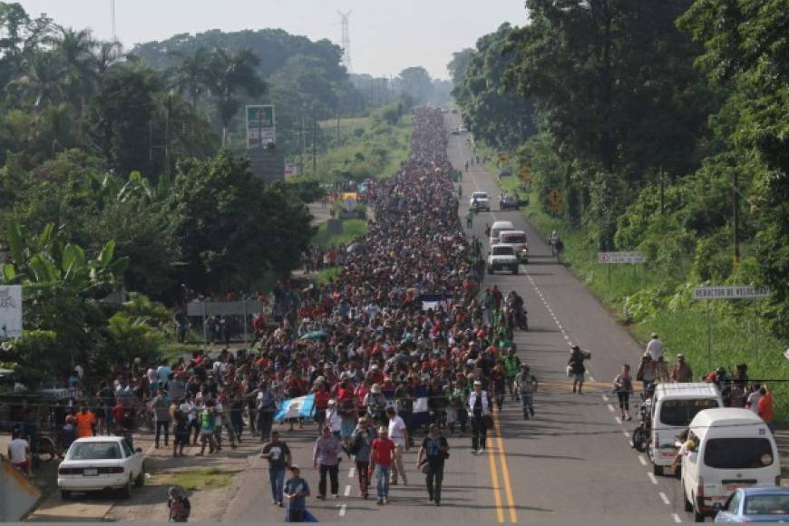 La caravana de migrantes centroamericanos llegó esta tarde a Tapachulas, Chiapas, tras ocho horas de caminata recorriendo los 40 kilómetros desde el paso fronterizo de Ciudad Hidalgo.