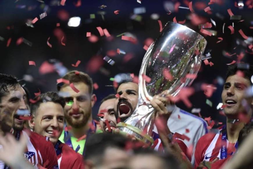 Diego Costa alzando el trofeo de la Supercopa de Europa.