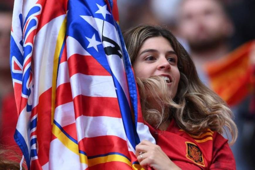 Esta hermosa española llegó con la bandera del Atlético de Madrid.