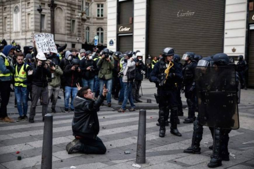 Dos fotógrafos del diario Le Parisien fueron alcanzados por disparos de flashball, que disparan pequeñas balas de caucho, en la avenida de los Campos Elíseos, uno en la nuca y otro en la rodilla, denunció el rotativo.Imagen AFP