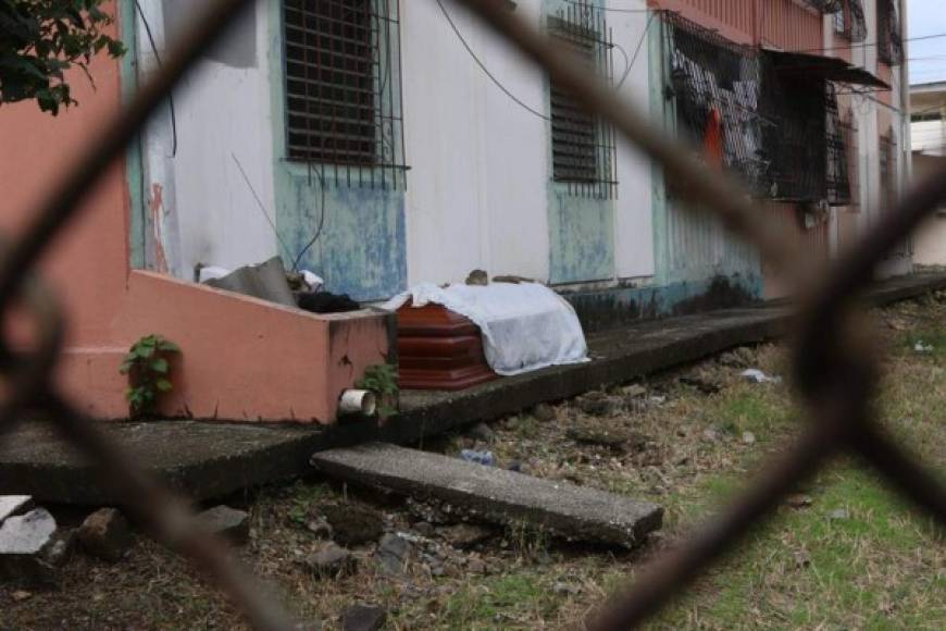 A esos cuatro contenedores se sumarán la semana que viene otros seis de similares características, 'para evitar que la gente se quede con sus familiares muertos en casa mientras se les busca cristiana sepultura', afirmó.