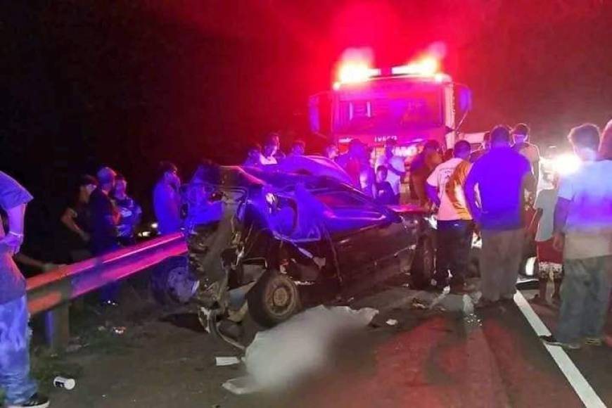 Una familia completa viajaba a bordo de un Toyota Tercel de color negro, que impactó contra otro vehículo y desató una tragedia. 