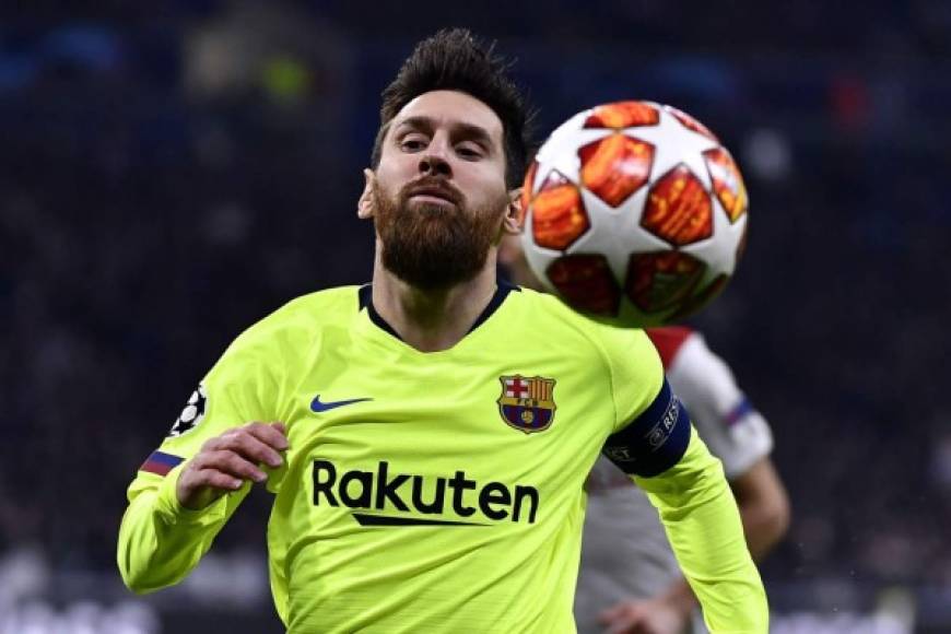 Messi se lamenta tras no llegar a un balón.