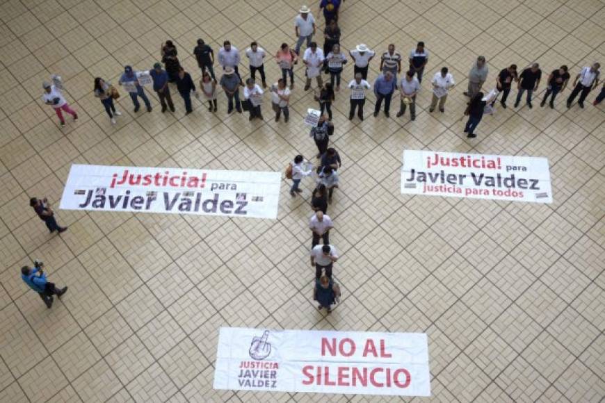 MÉXICO. Lucha por comunicadores asesinados. Periodistas, familiares y sociedad civil en una protesta para exigir justicia en el caso del asesinato del periodista Javier Valdez, son ya tres meses del atentado.