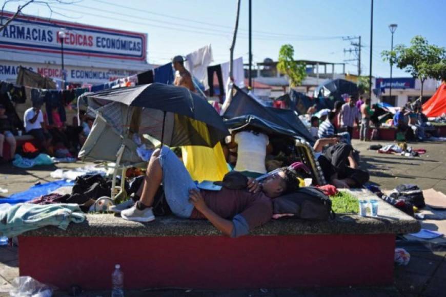 En parques y calles descansan los migrantes este martes.