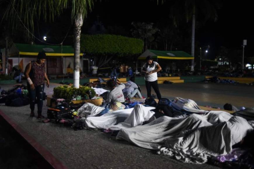 Las autoridades han colocado módulos de atención para auxiliar a esta caravana que ha ingresado sin pedir la visa humanitaria México, y rechazando así toda ayuda del Gobierno mexicano.