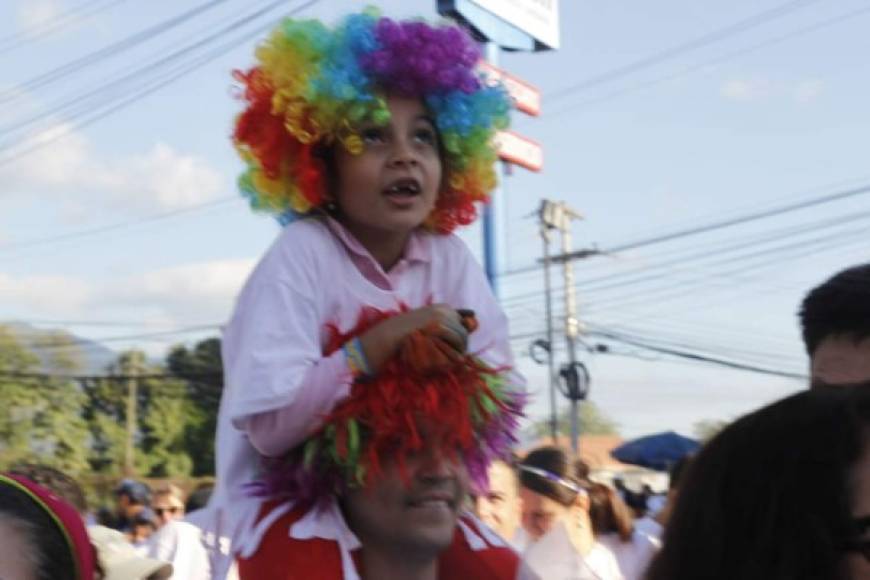 Más de 15 mil hondureños participaron en el Colorun 2014. Algunos lucieron sombreros, lentes, máscaras, pelucas, tutú con diversas formas en el día más colorido del año.