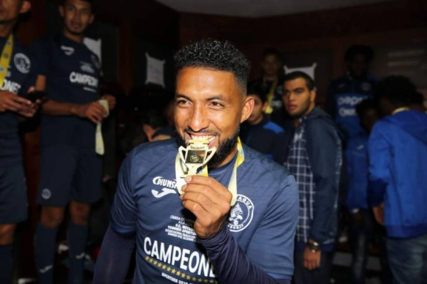 Reinieri Mayorquín con la medalla de campeón.