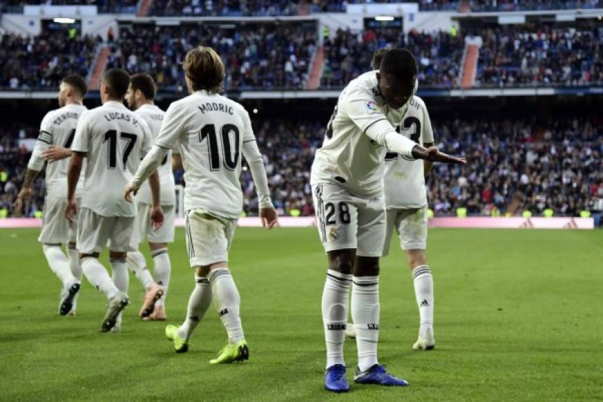 Vinicius ofreció reverencia a la afición del Real Madrid. Foto AFP