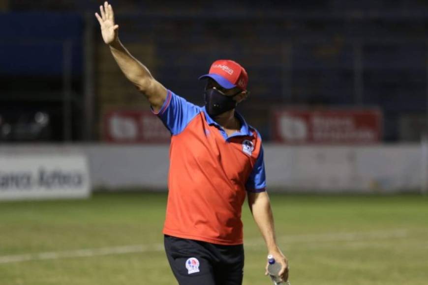 Pedro Troglio entrando al campo del estadio Nacional saludando a alguien en el sector de silla, previo al partido.