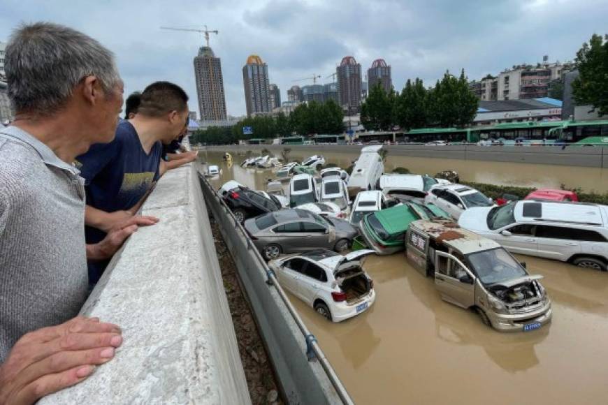 La mirada está puesta también en la brecha de 20 metros abierta en el muro de la represa de Yihetan, cerca de Luoyang, una ciudad de 7 millones de habitantes, y que 'puede romperse en cualquier momento', advirtió el ejército.