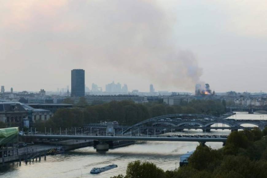 El humo y las llamas se elevan durante un incendio en la histórica catedral de Notre-Dame.